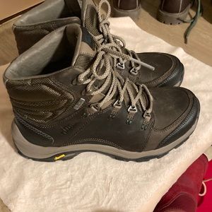 Vibram boots for boy’s size 6